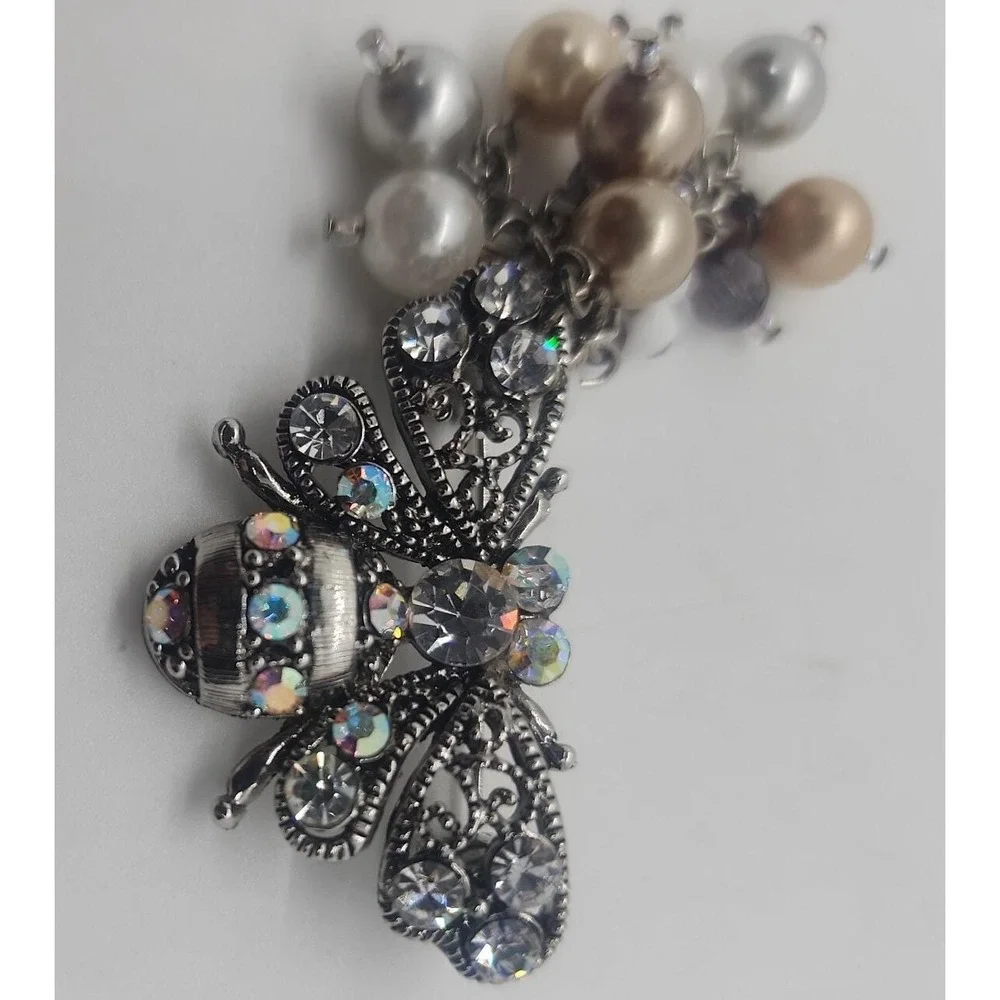 Vintage silver tone rhinestone BEE w/ dangle‎ faux pearls brooch pin